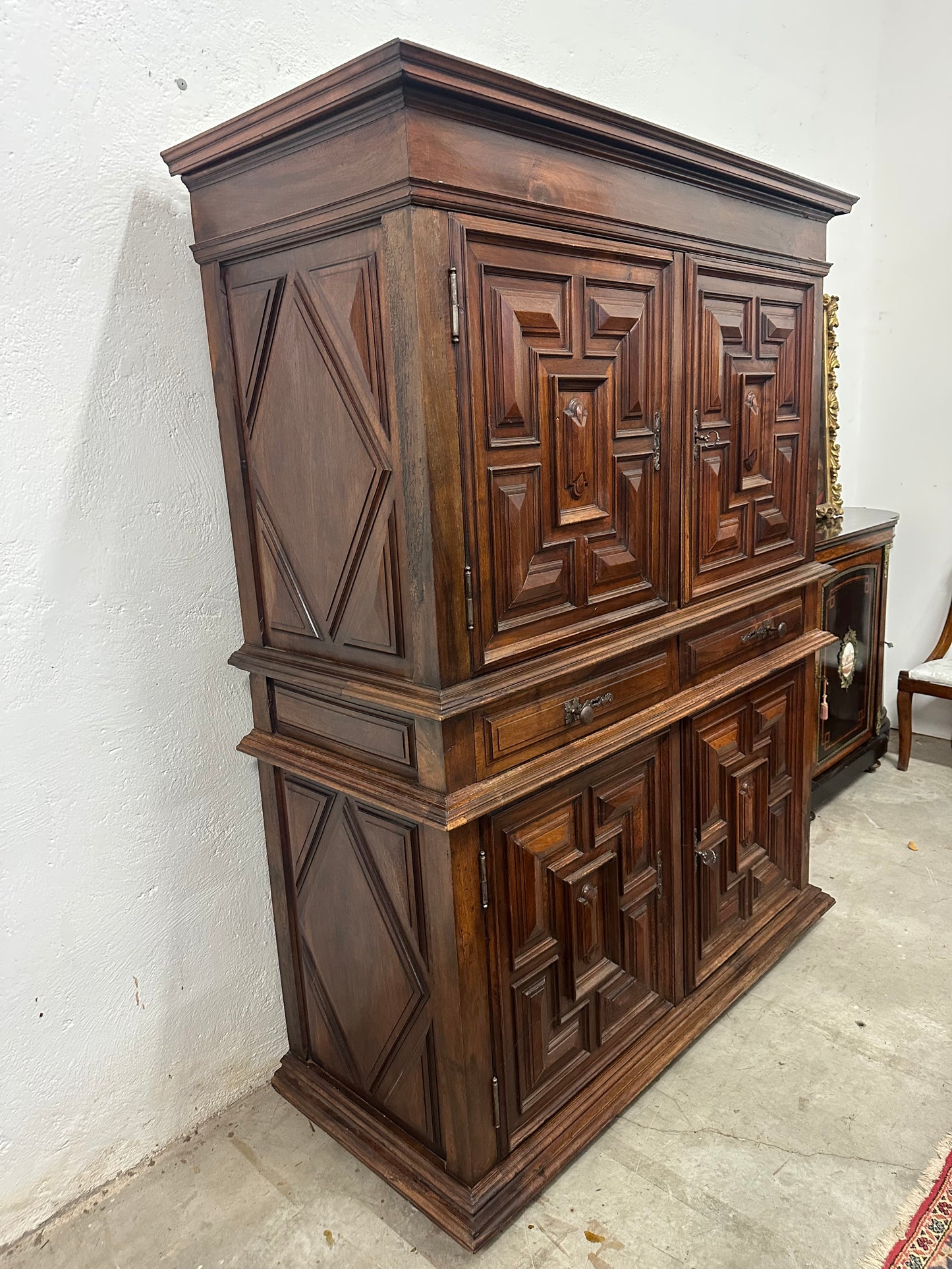 Credenza doppio corpo in noce . XVII secolo