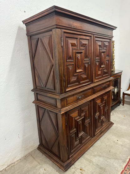 Credenza doppio corpo in noce . XVII secolo