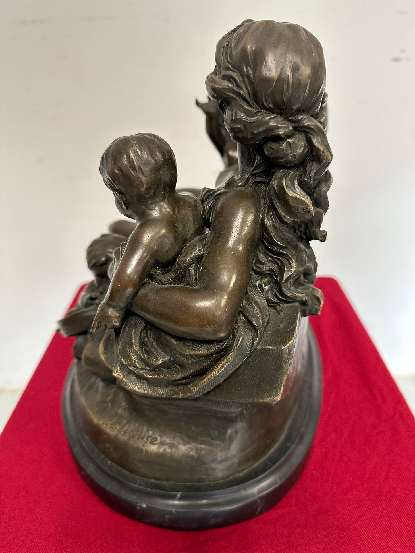 Scultura in bronzo firmata . XX secolo
