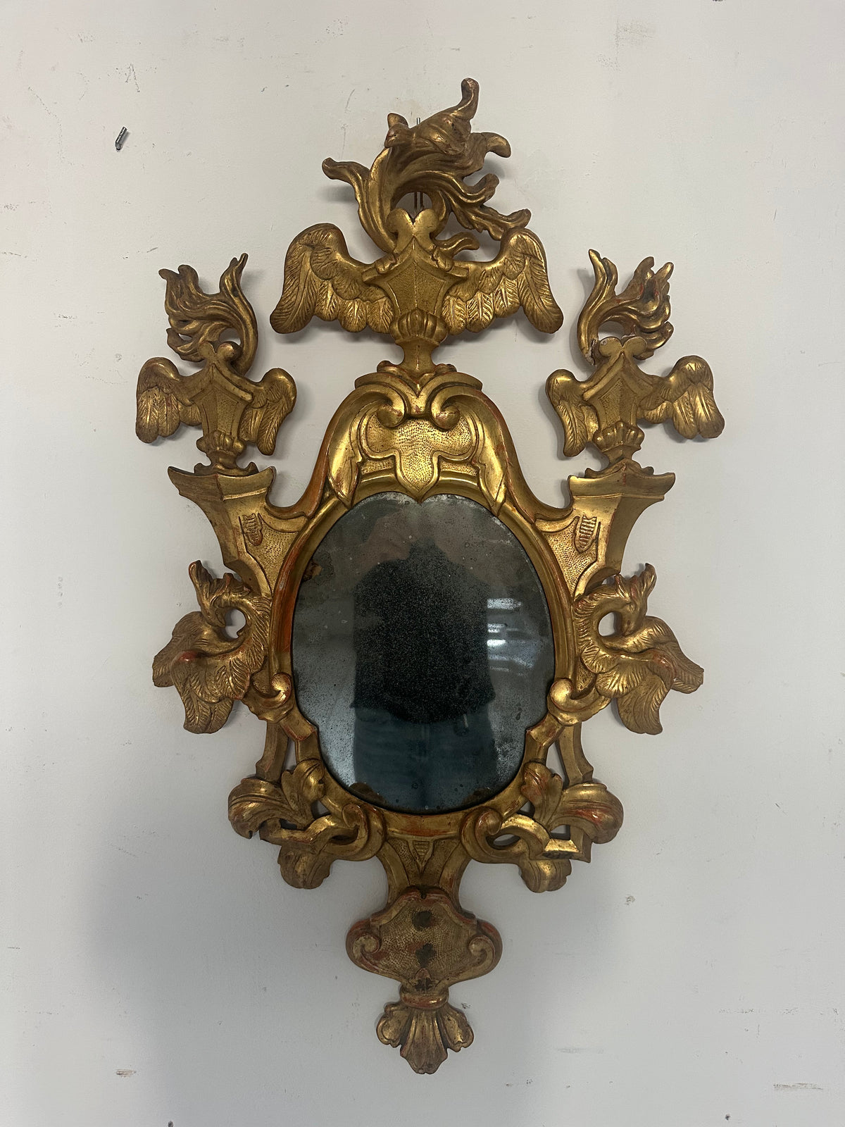 Specchiera a ventola Luigi XV epoca 700 vetro al mercurio dorata a foglia. Firenze Lucca 700.
Misure: 91 x 52
