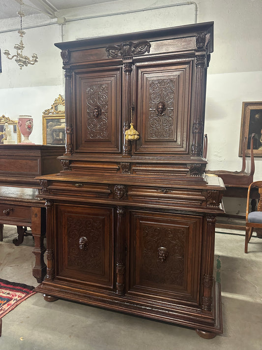 Stipo doppio corpo in noce scolpito . XVIII secolo