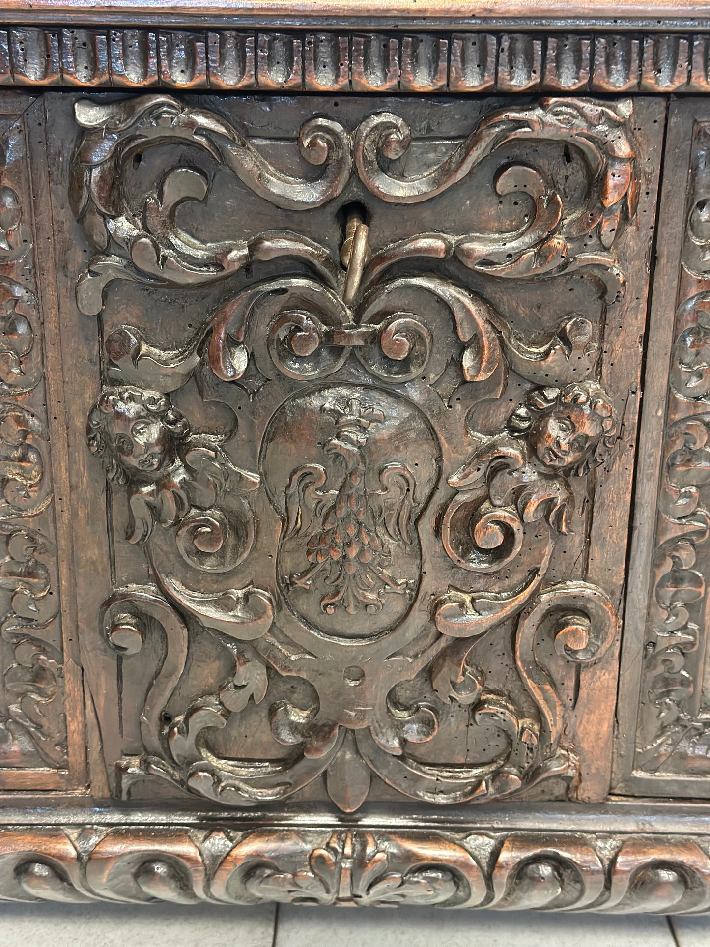 Cassapanca nobiliare rinascimentale lombarda città di Bergamo primo 600 XVII secolo