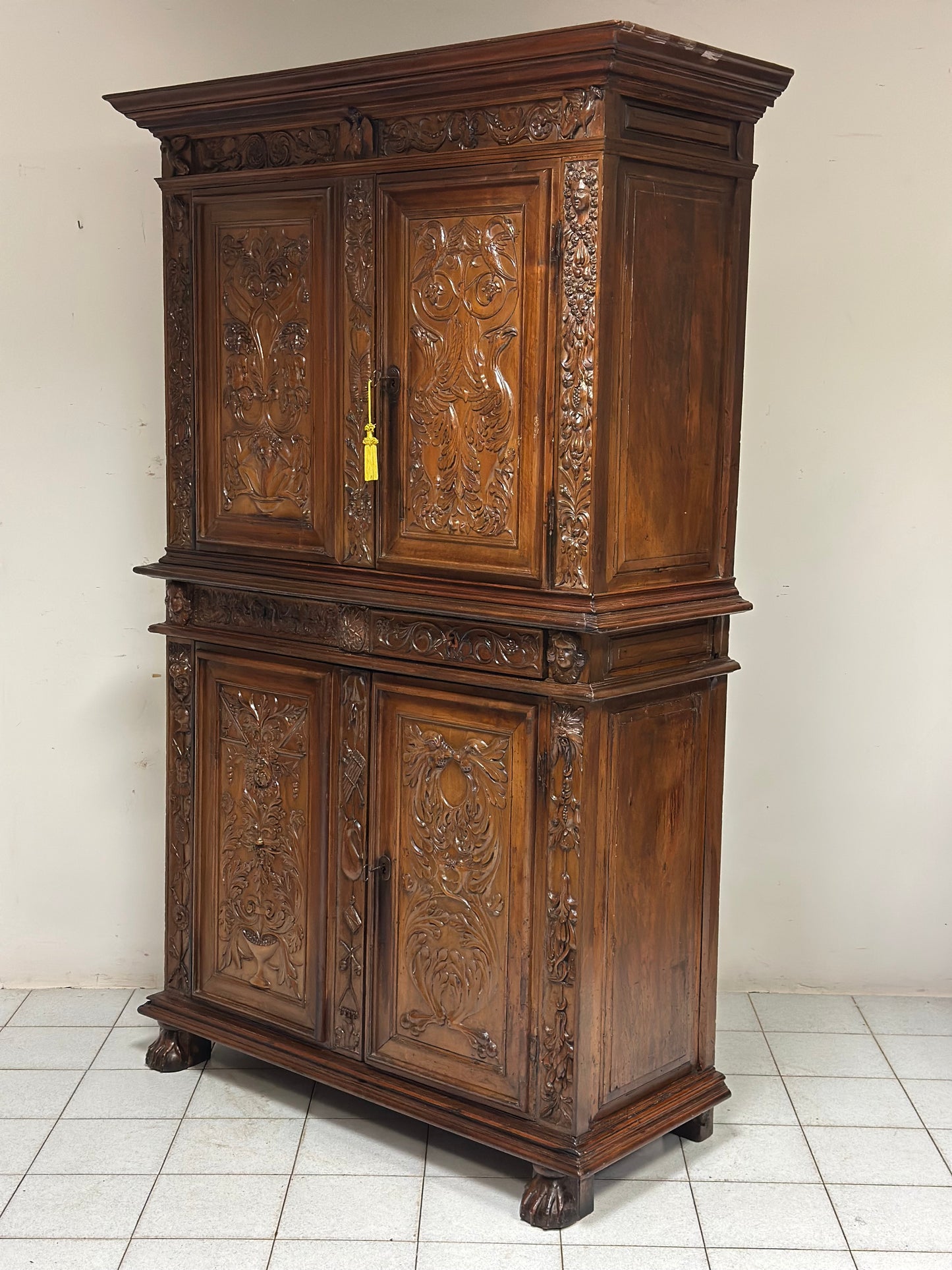 Credenza doppio corpo scolpita . Lombardia XVII secolo