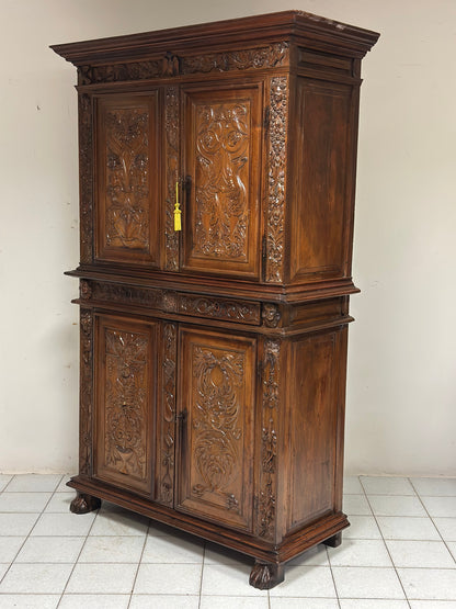 Credenza doppio corpo scolpita . Lombardia XVII secolo