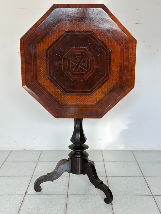 Tavolino ottagonale a vela . Milano prima metà 800.  Restaurato
