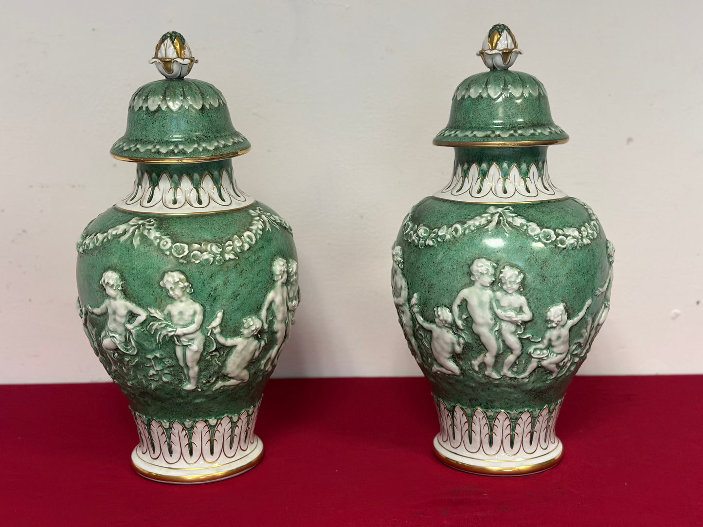 Coppia di vasi con coperchio in porcellana. Capodimonte primi anni 900