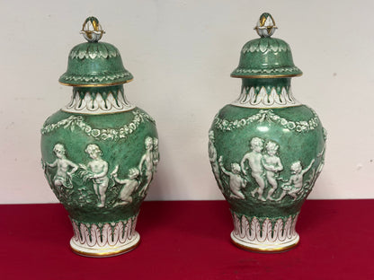 Coppia di vasi con coperchio in porcellana. Capodimonte primi anni 900