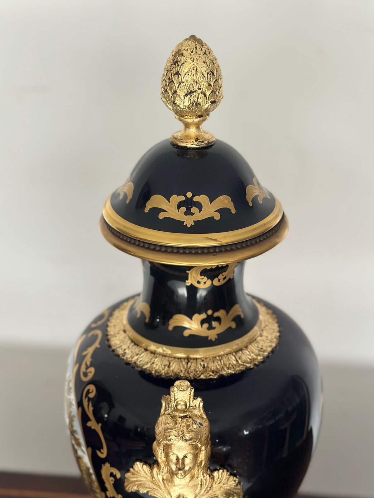 Vaso in porcellana e bronzo dorato.  Parigi epoca 800. H 72 cm