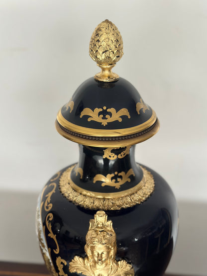 Vaso in porcellana e bronzo dorato.  Parigi epoca 800. H 72 cm
