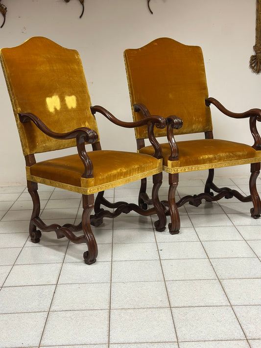 Coppia di troni a ossa di montone . Lombardia fine 600