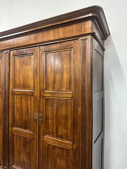 Armadio Carlo X quattro porte lombardo noce .  Milano prima metà 800