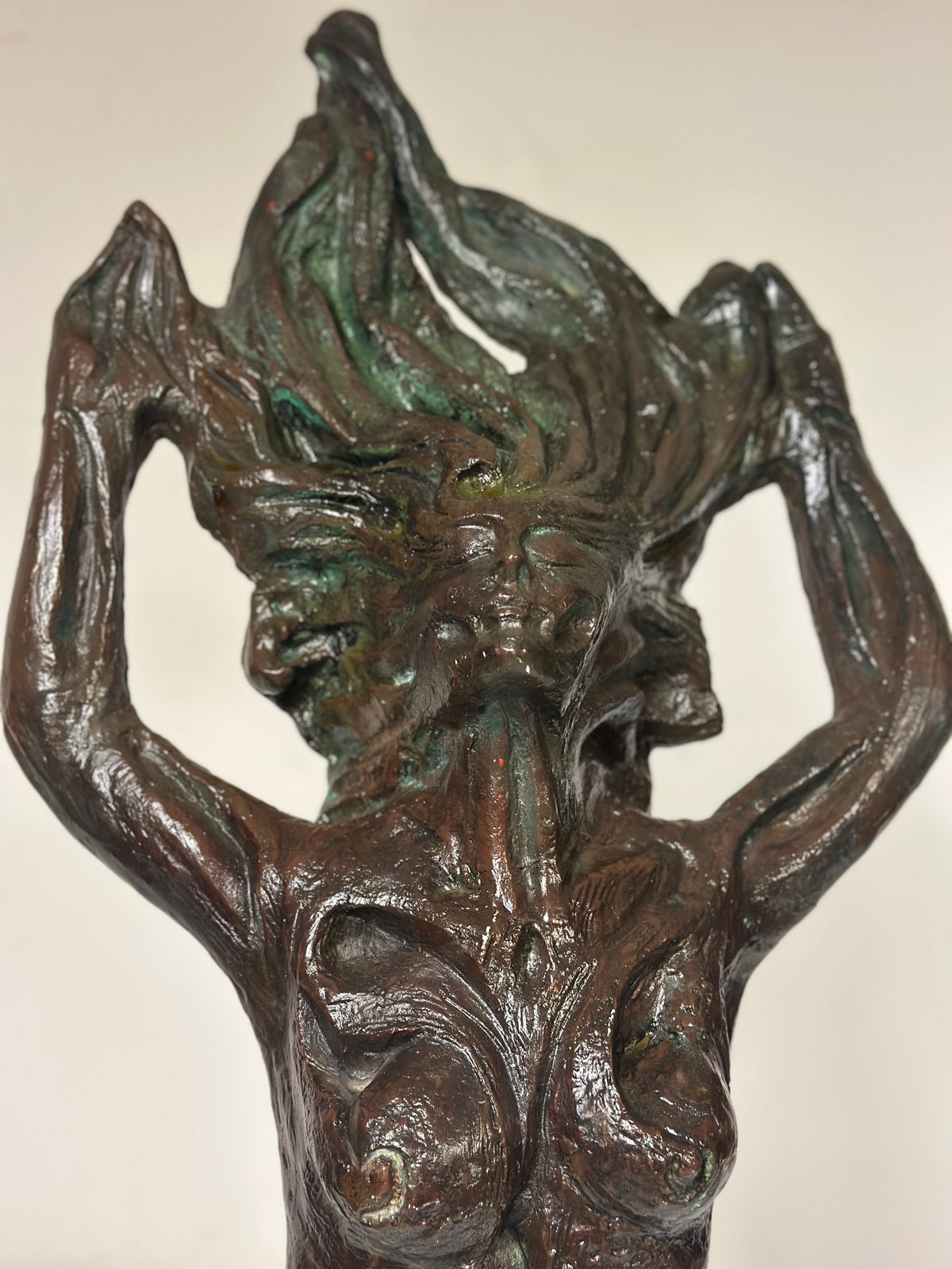 Scultura in bronzo patinato Fanciulla al vento . XX secolo altezza 174 cm