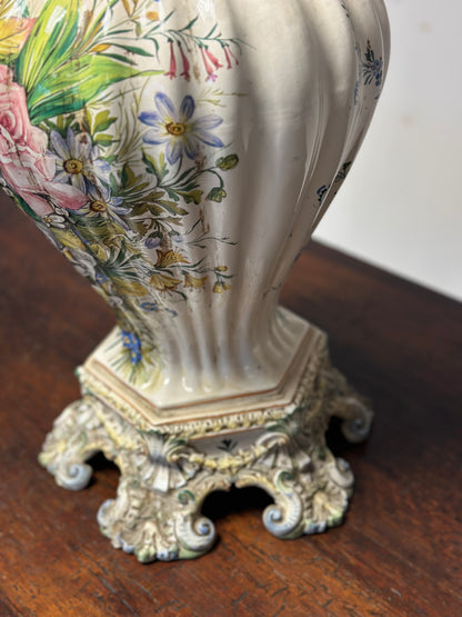 Vaso in maiolica dipinta . Bassano inizio XX secolo