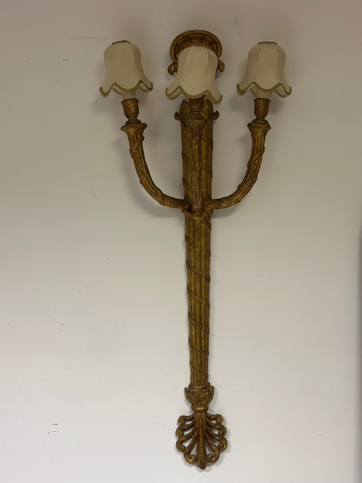 Grande applique Luigi XVI in legno intagliato e dorato