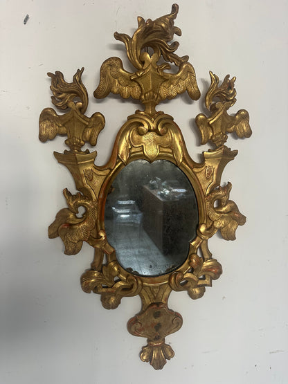Specchiera a ventola Luigi XV epoca 700 vetro al mercurio dorata a foglia. Firenze Lucca 700.
Misure: 91 x 52