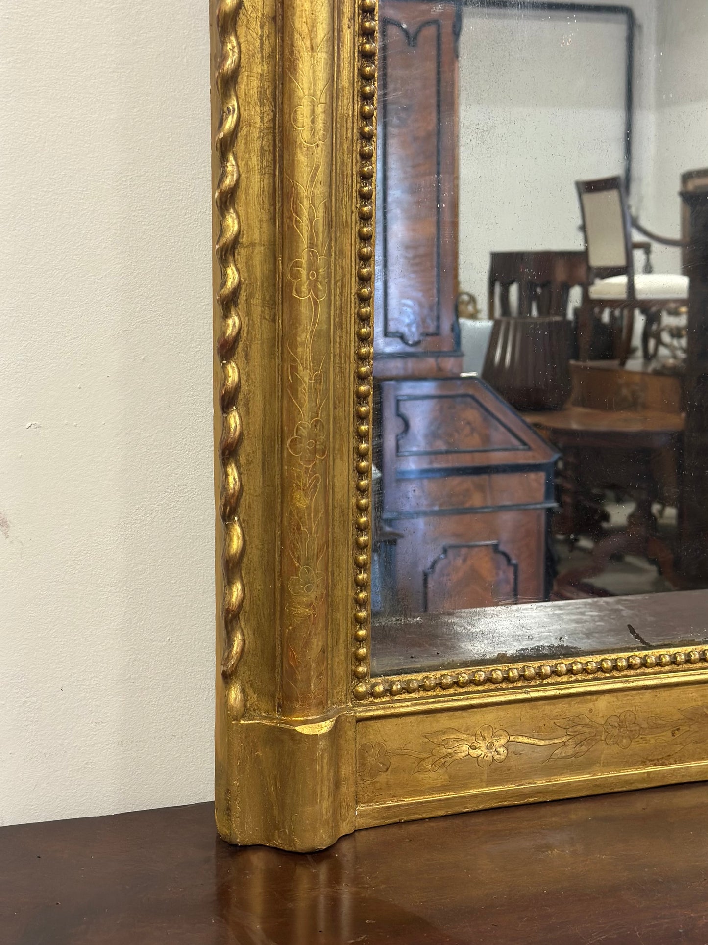 Specchiera in legno intagliato dorato con treccia sui lati  XIX secolo