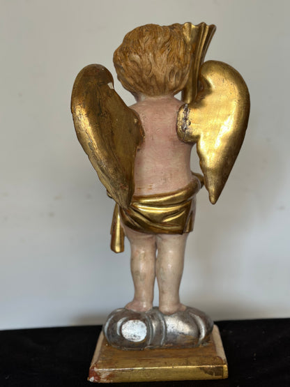 Angelo reggicornucopia in legno intagliato dorato. XVIII secolo.