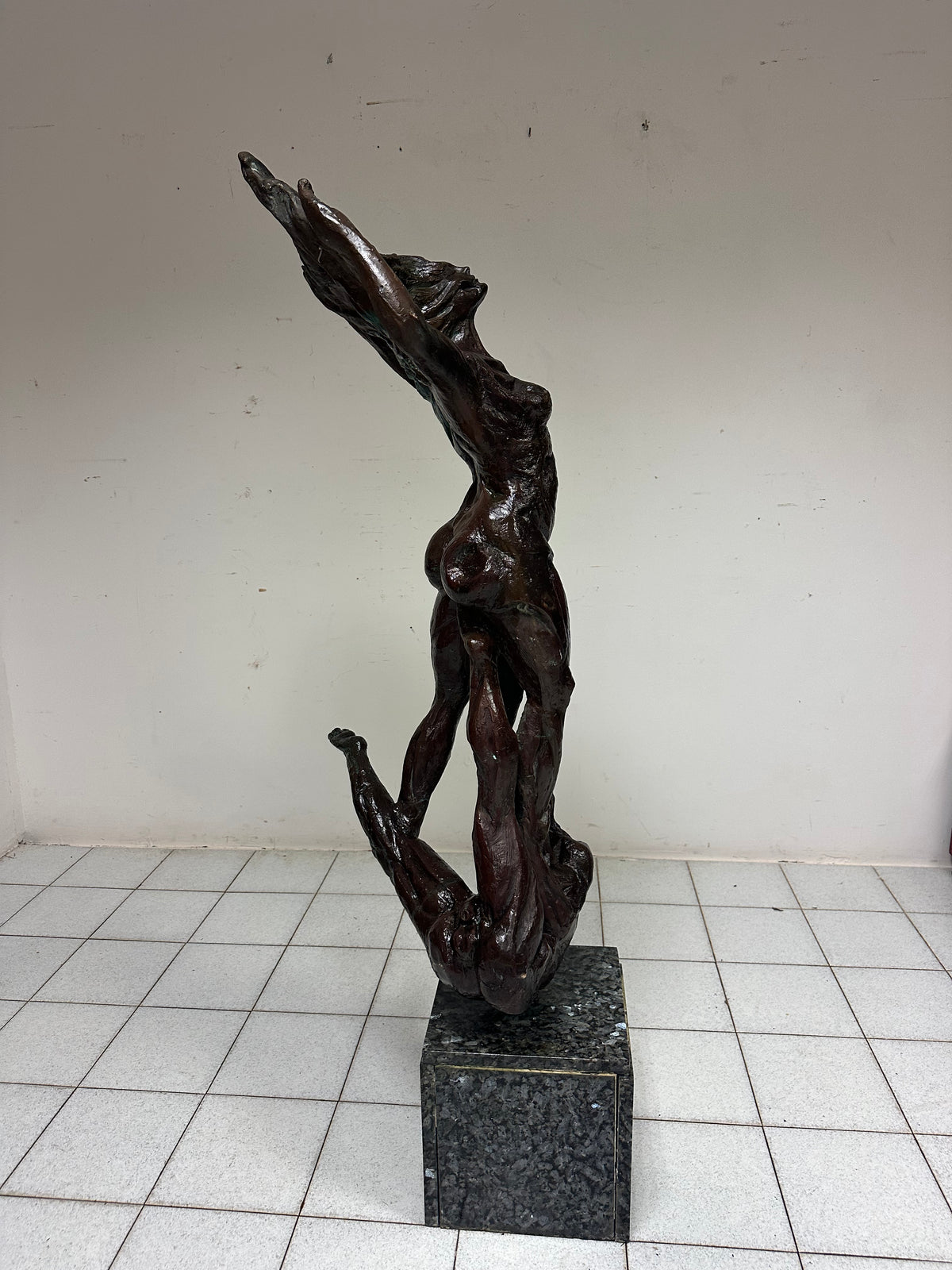 Scultura in bronzo patinato Fanciulla al vento . XX secolo altezza 174 cm