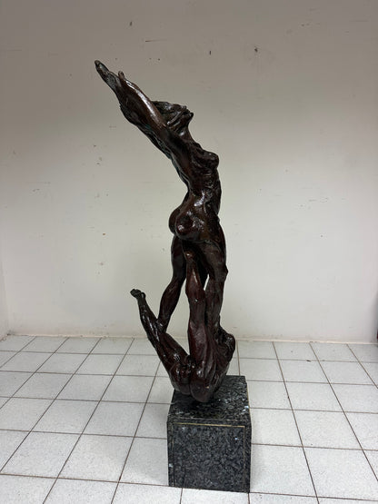 Scultura in bronzo patinato Fanciulla al vento . XX secolo altezza 174 cm