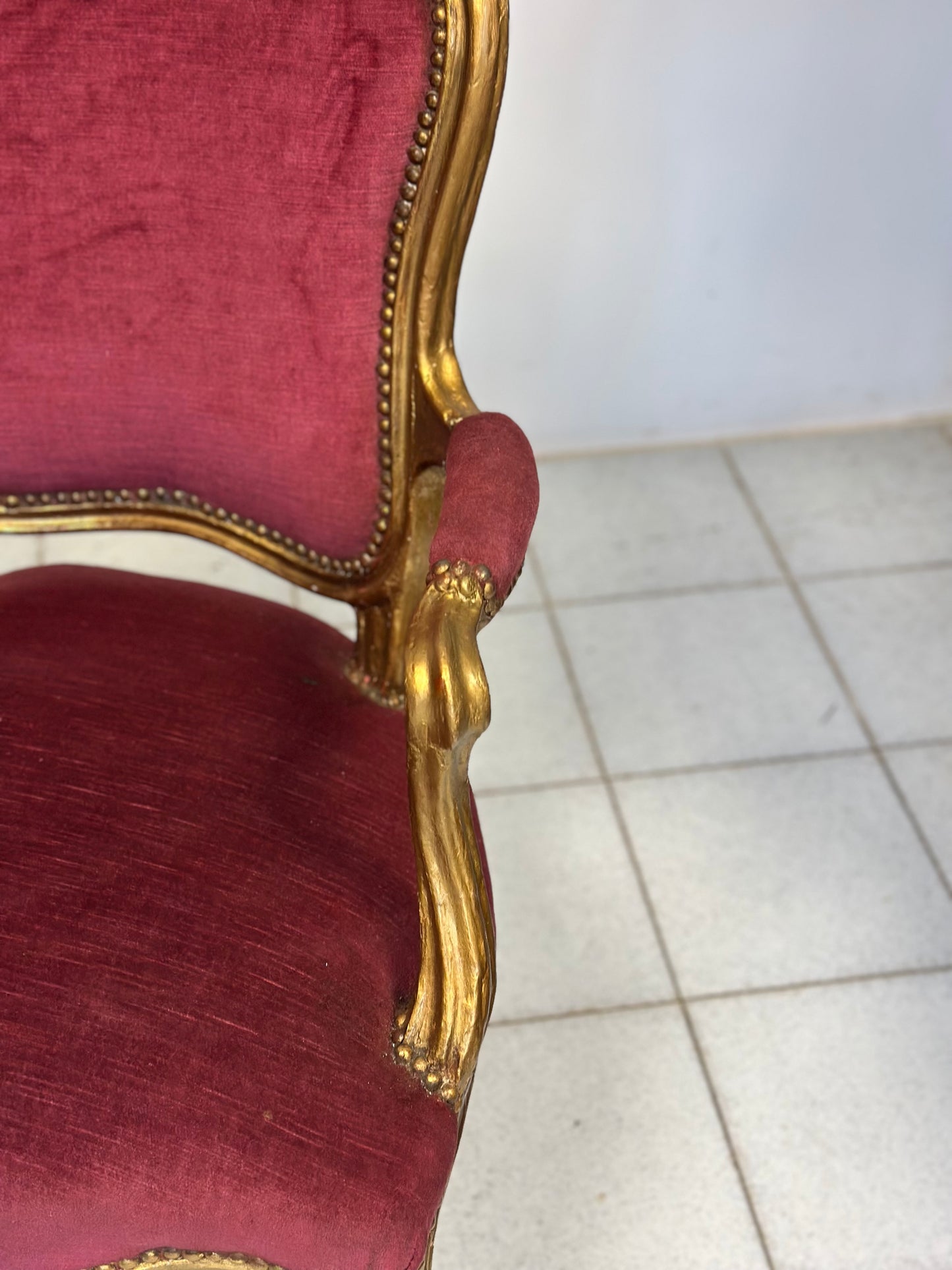 Coppia di poltrone in legno intagliato e  dorato.   Lombardia XIX secolo