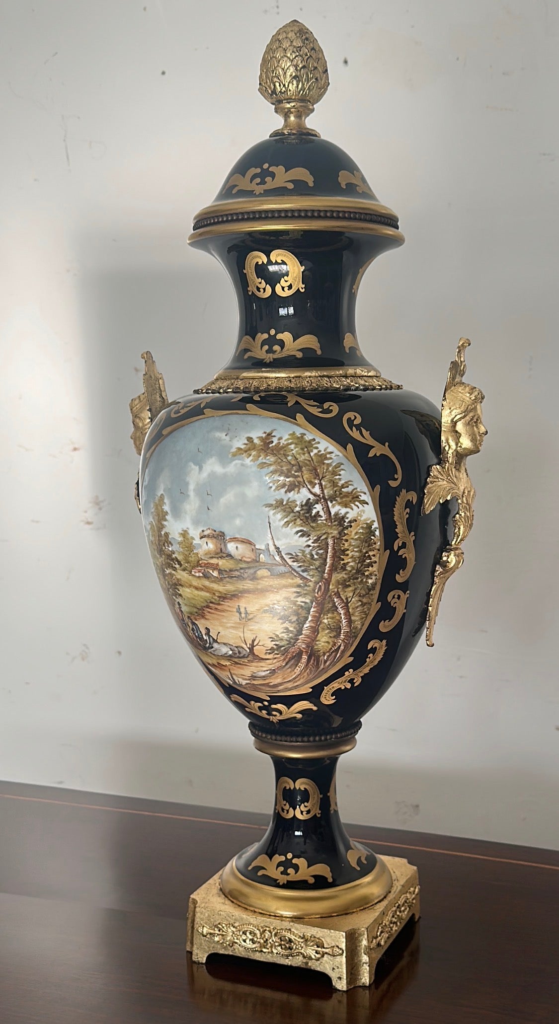 Vaso in porcellana e bronzo dorato.  Parigi epoca 800. H 72 cm
