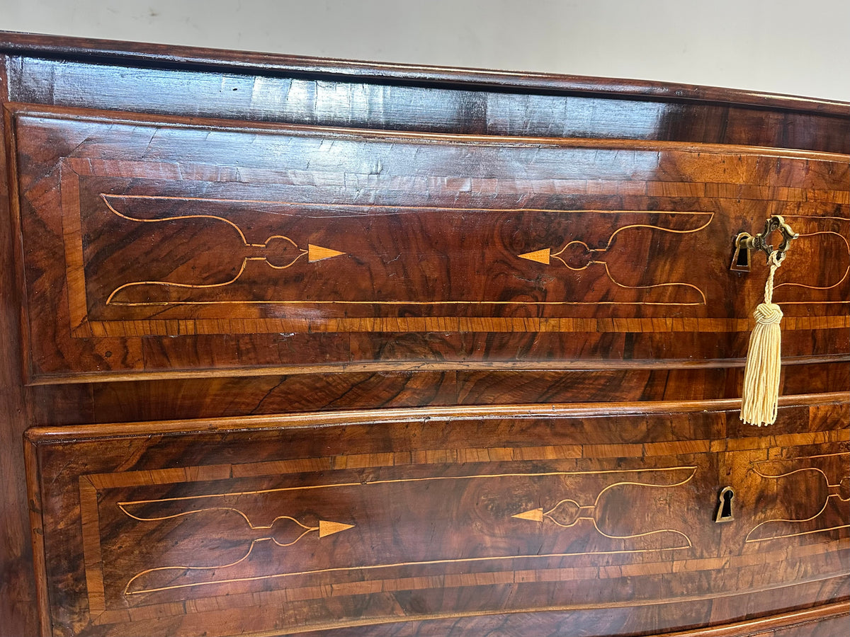 Cassettone Luigi XV lombardo sagomato . XVIII secolo. Restaurato