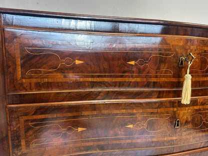 Cassettone Luigi XV lombardo sagomato . XVIII secolo. Restaurato