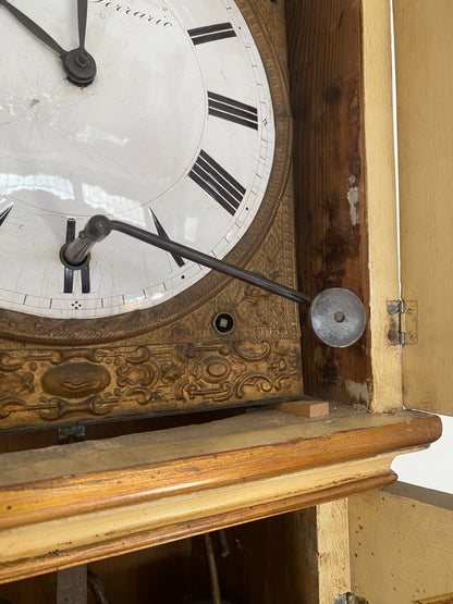 Orologio a pendolo da terra laccato e dipinto . XIX secolo