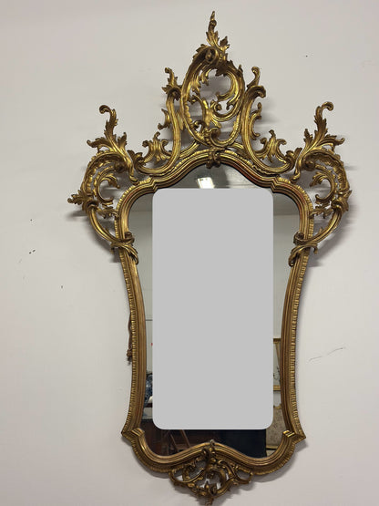 Specchiera in legno intagliato e dorato a foglia.  Venezia primissimi 800.   208 x 122.