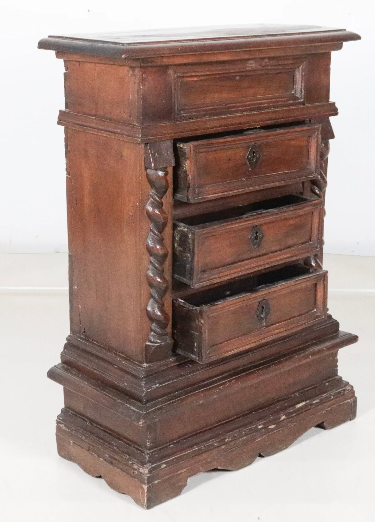 Mobiletto con tre cassetti in legno di noce . Roma XVII secolo