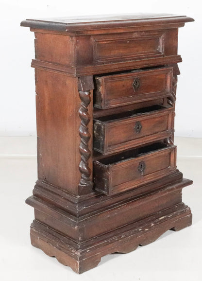 Mobiletto con tre cassetti in legno di noce . Roma XVII secolo