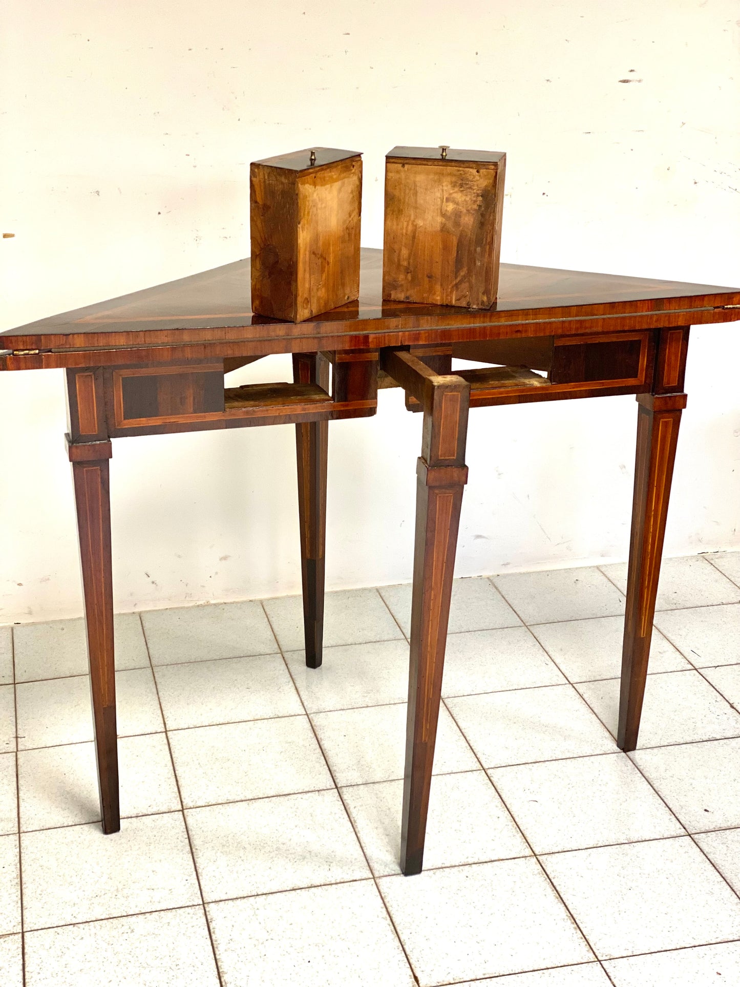 Tavolino da gioco luigi xvi . Genova fine 700.
