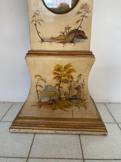 Orologio a pendolo da terra laccato e dipinto . XIX secolo