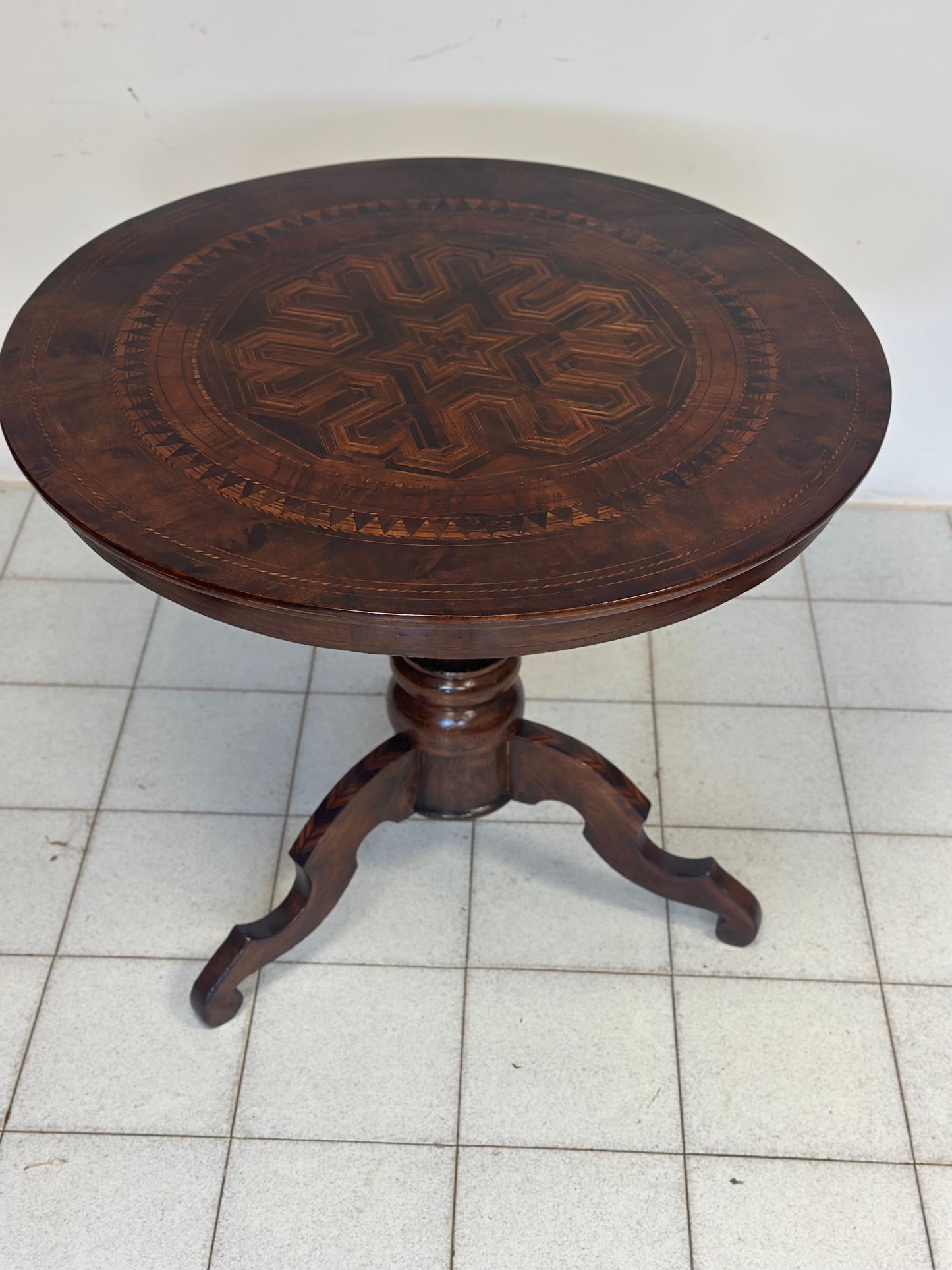 Tavolino-Rolo -intarsiato rotondo seconda metà 1800