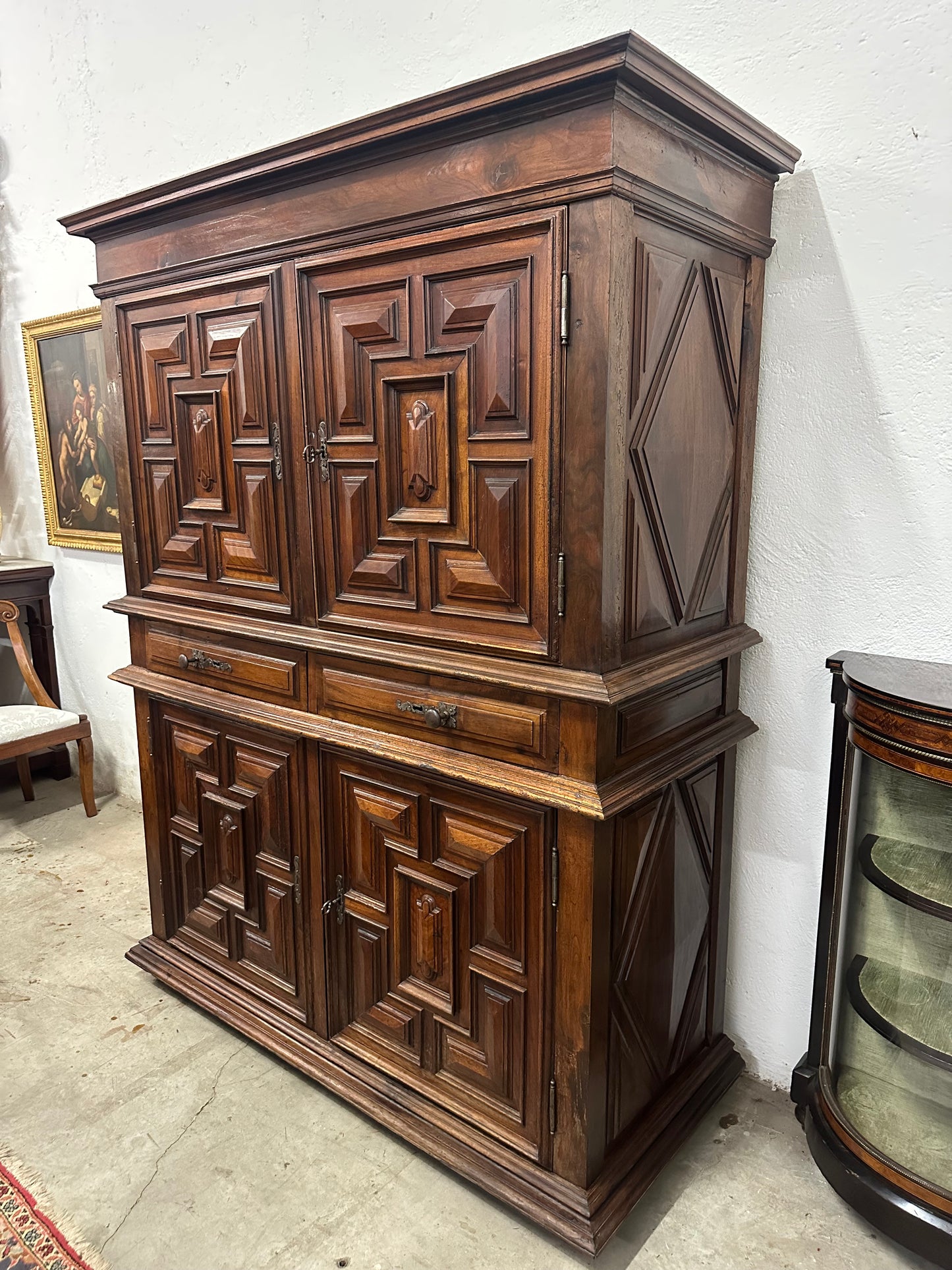 Credenza doppio corpo in noce . XVII secolo