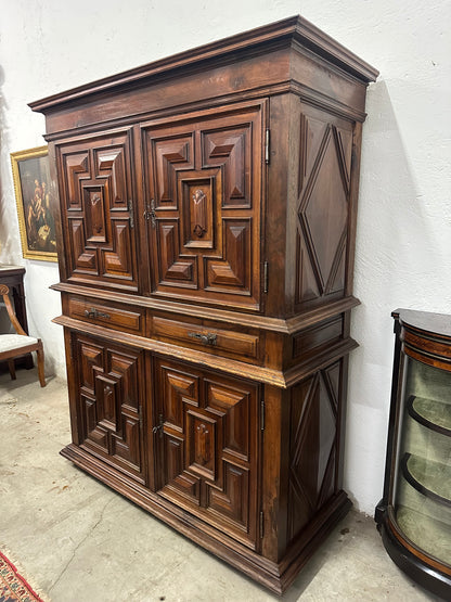 Credenza doppio corpo in noce . XVII secolo