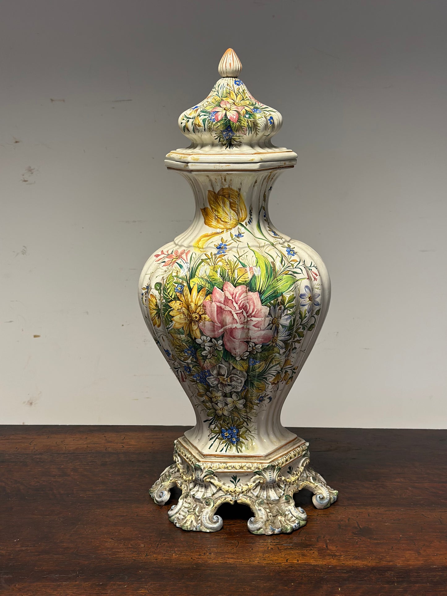 Vaso in maiolica dipinta . Bassano inizio XX secolo