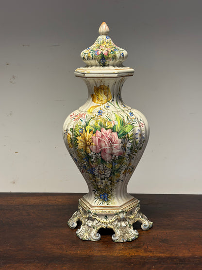 Vaso in maiolica dipinta . Bassano inizio XX secolo
