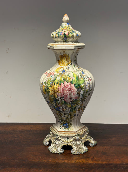 Vaso in maiolica dipinta . Bassano inizio XX secolo