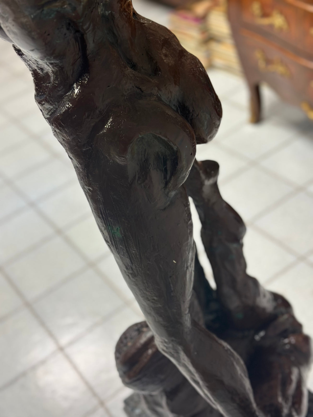 Scultura in bronzo patinato Fanciulla al vento . XX secolo altezza 174 cm