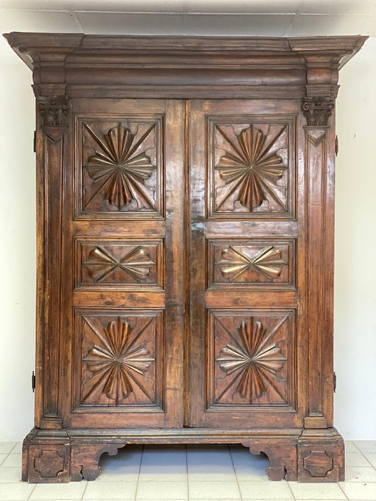 Louis XIV carved wardrobe. Genoa, first half of the 17th century