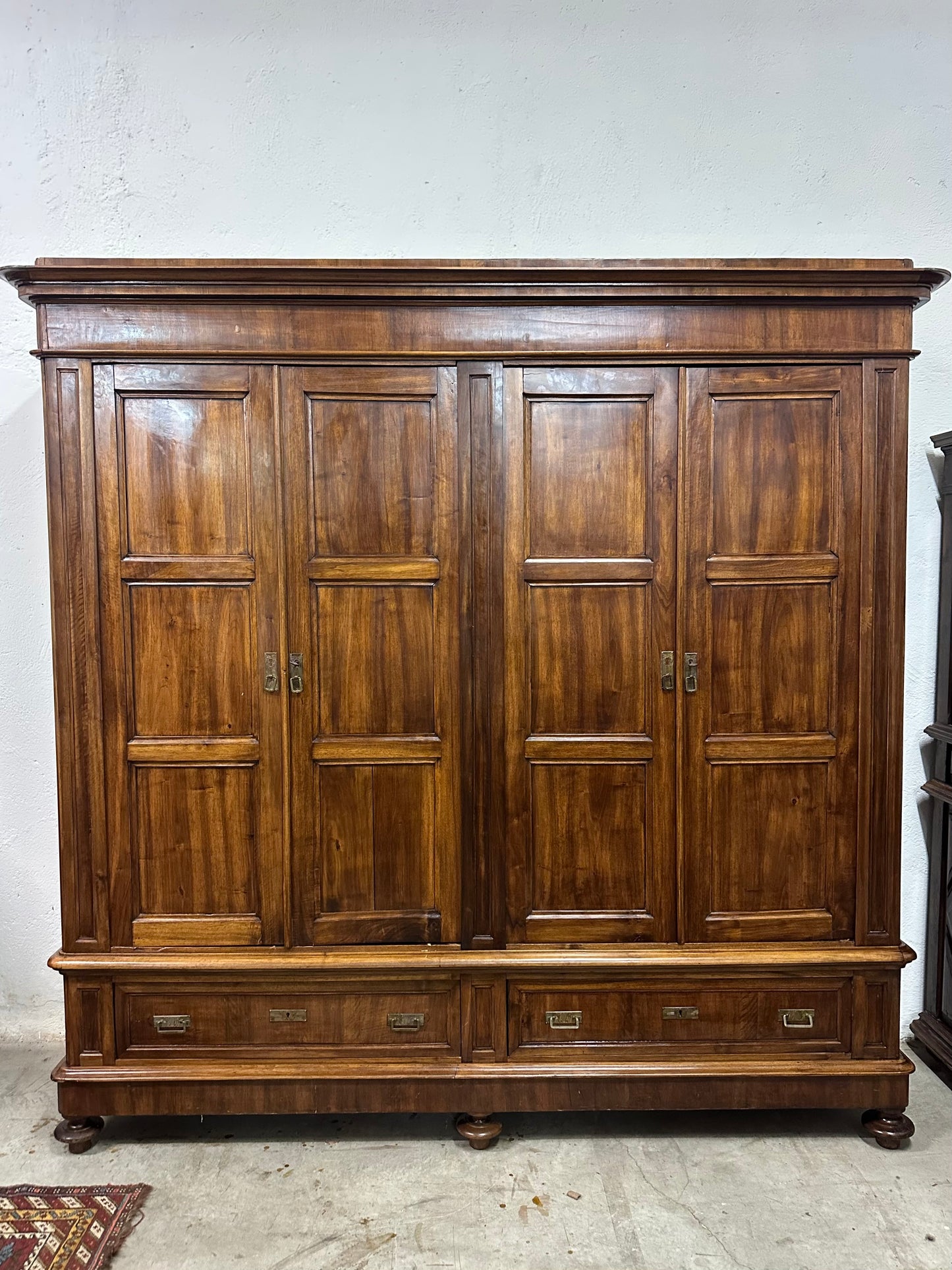 Armadio Carlo X quattro porte lombardo noce .  Milano prima metà 800