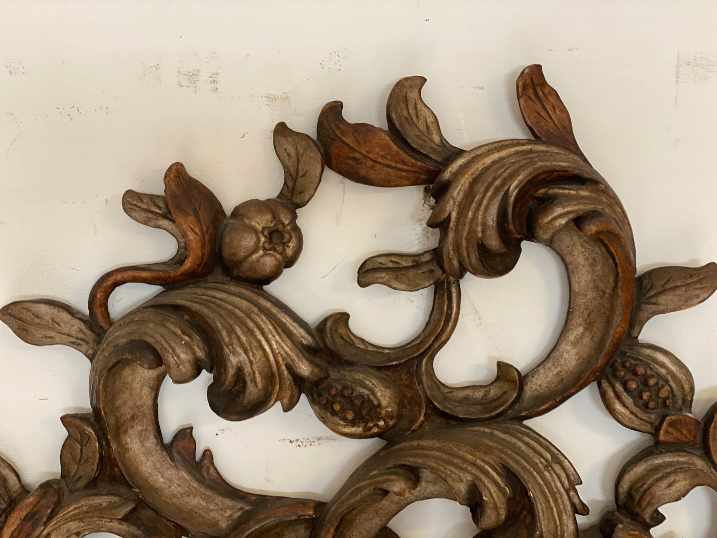 Candeliere applique da muro in legno intagliato e argentato .  Metà 800
