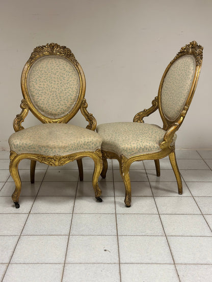 Coppia di poltrone in legno intagliato e dorato.  XIX secolo