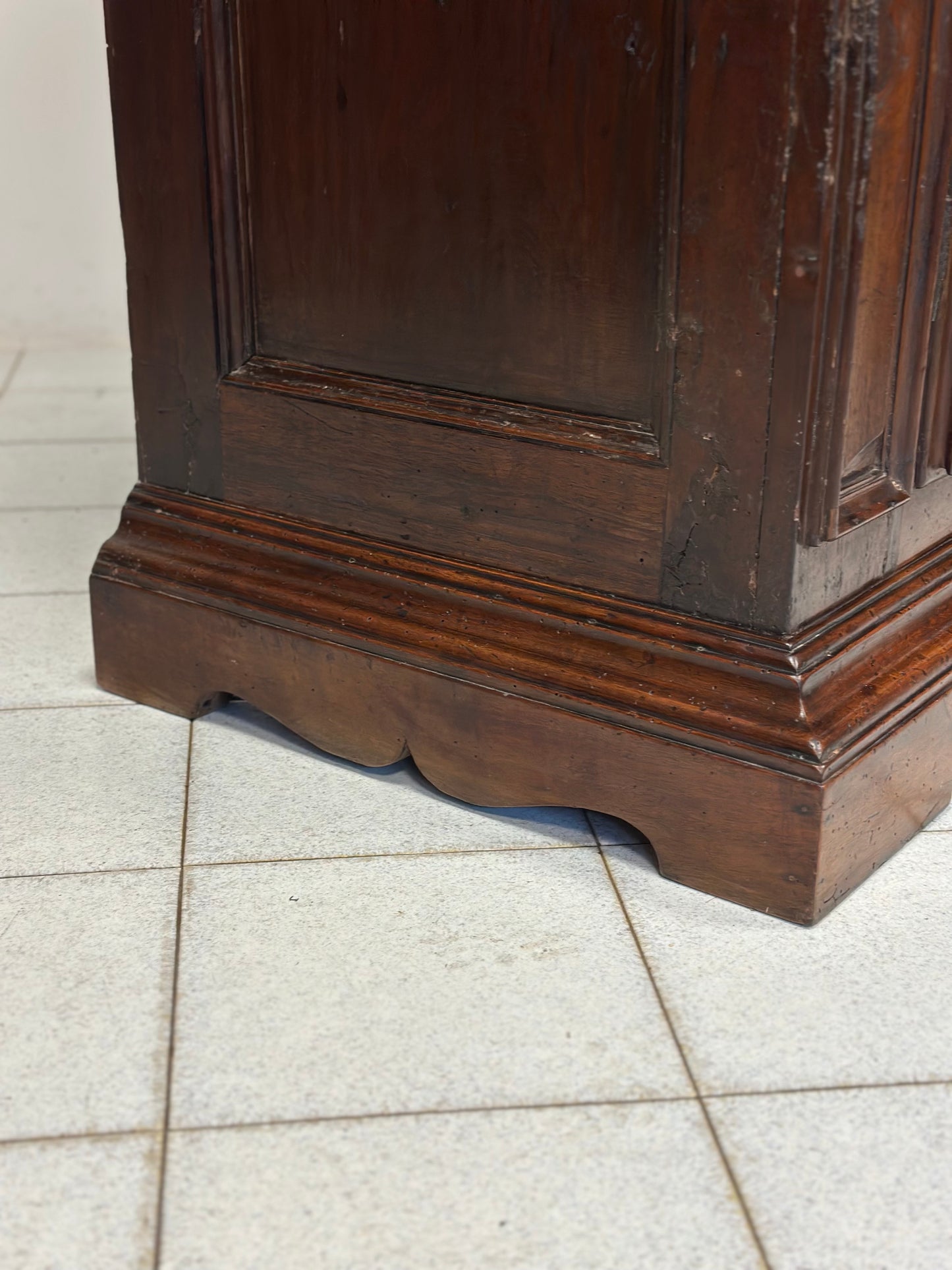 Credenza in noce.  Liguria / Piemonte / inizio XVIII secolo