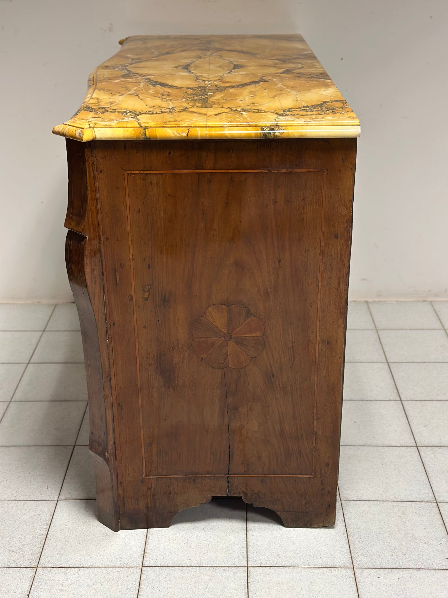 Cassettone Luigi XV . Napoli primi 700