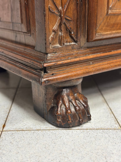 Credenza doppio corpo scolpita . Lombardia XVII secolo