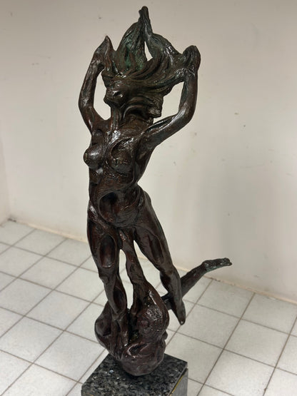 Scultura in bronzo patinato Fanciulla al vento . XX secolo altezza 174 cm