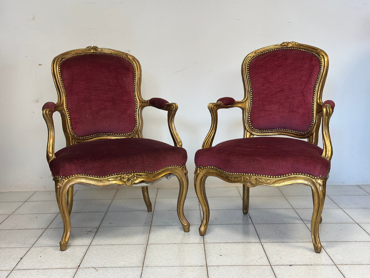 Coppia di poltrone in legno intagliato e  dorato.   Lombardia XIX secolo
