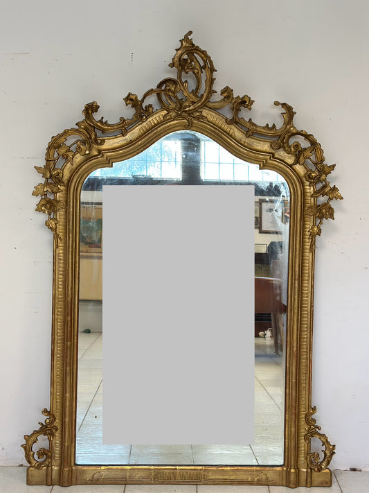 Specchiera caminiera lignea intagliata dorata . XIX secolo.  Restaurata